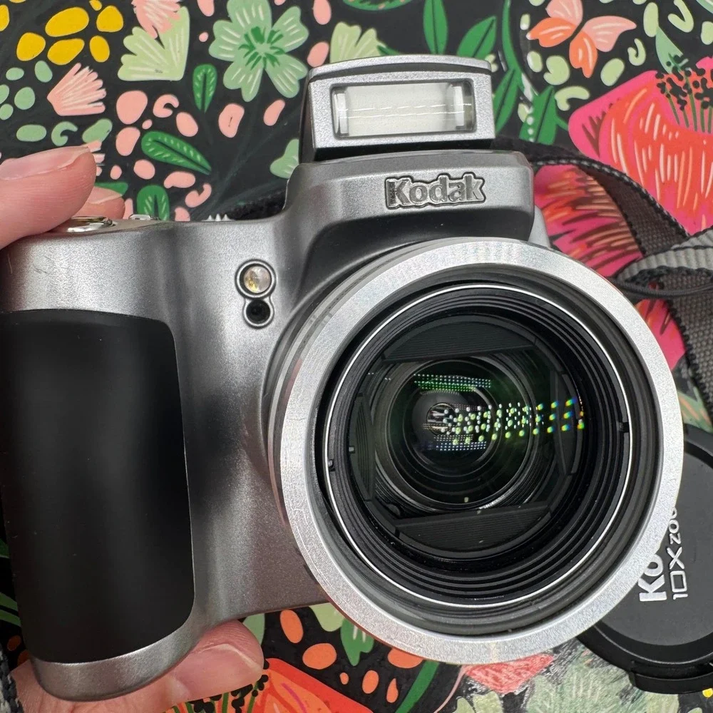 Kodak EasyShare Z740 Digital Camera Silver 5.0MP 10x Optical Zoom with 256MB SD